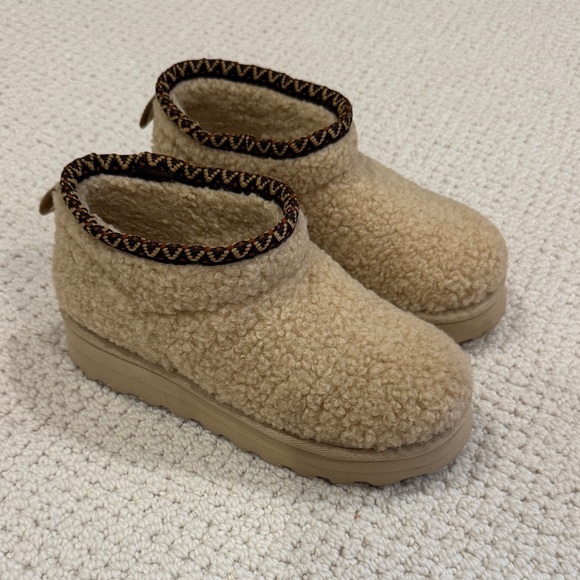 Bearpaw sherpa boots size 2 - Picture 1 of 9